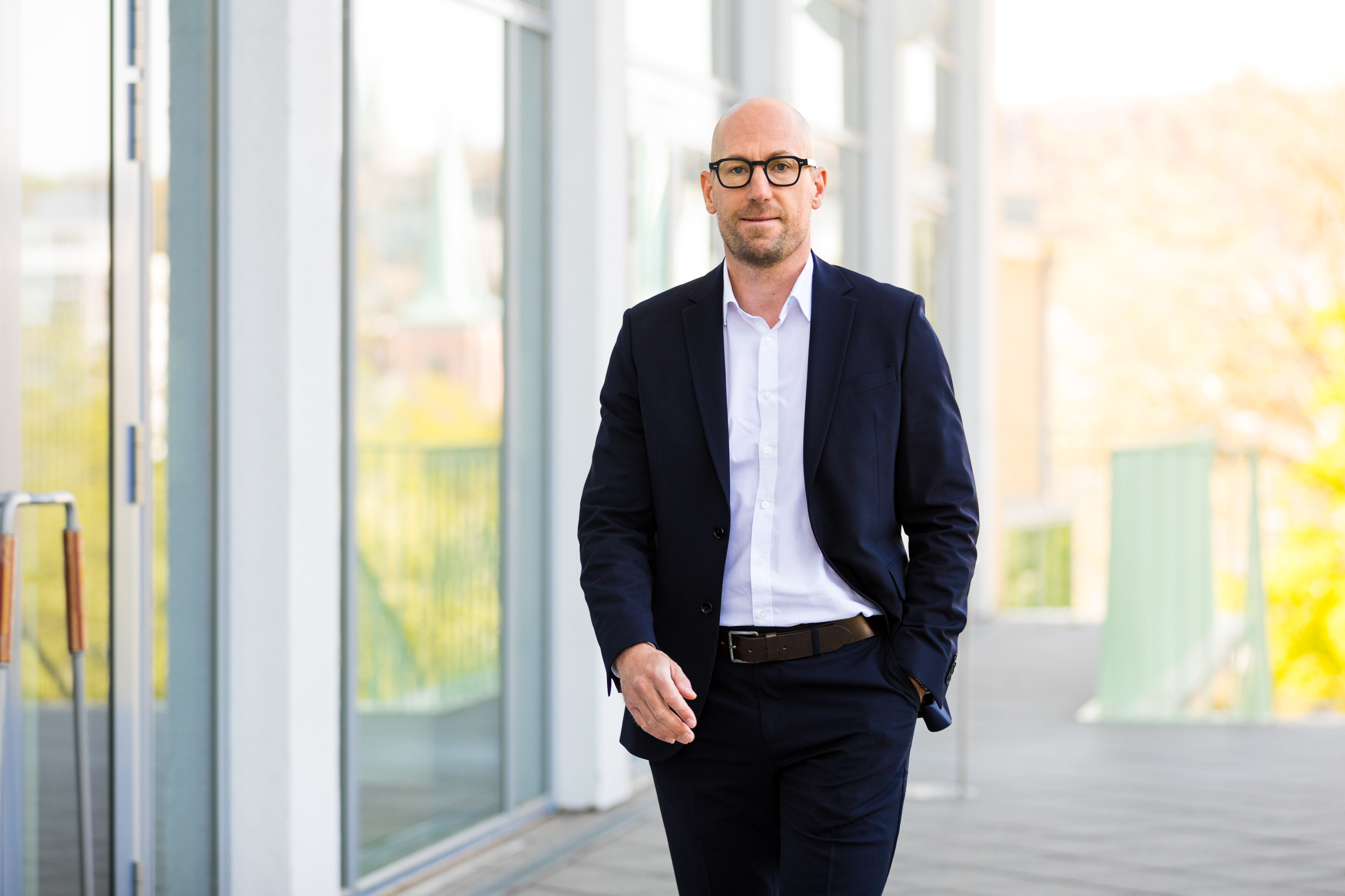 Dirk Frauenhoff in hellem architektonischem Umfeld